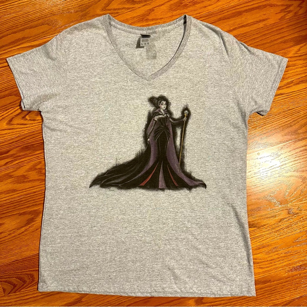 Gray V-Neck T-Shirt with Villain Graphic size XL